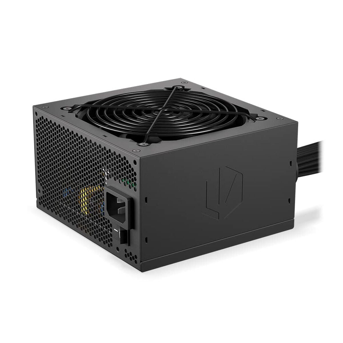 Alimentatore PC nero con ventola, griglia di ventilazione e cavi su sfondo bianco.