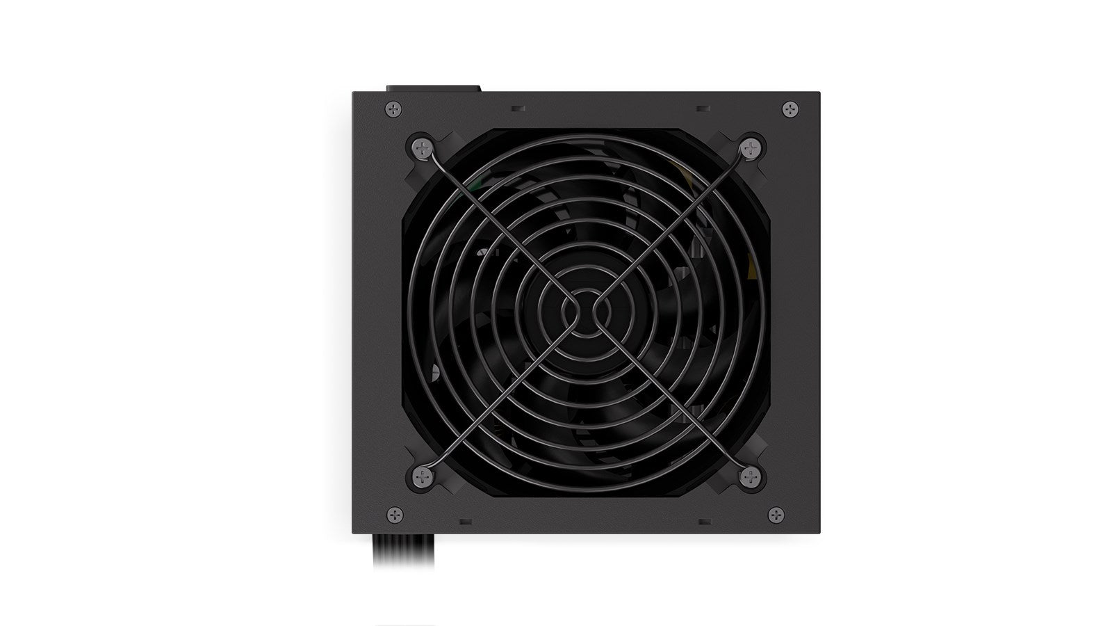 Alimentatore nero con griglia e ventola su sfondo bianco.
