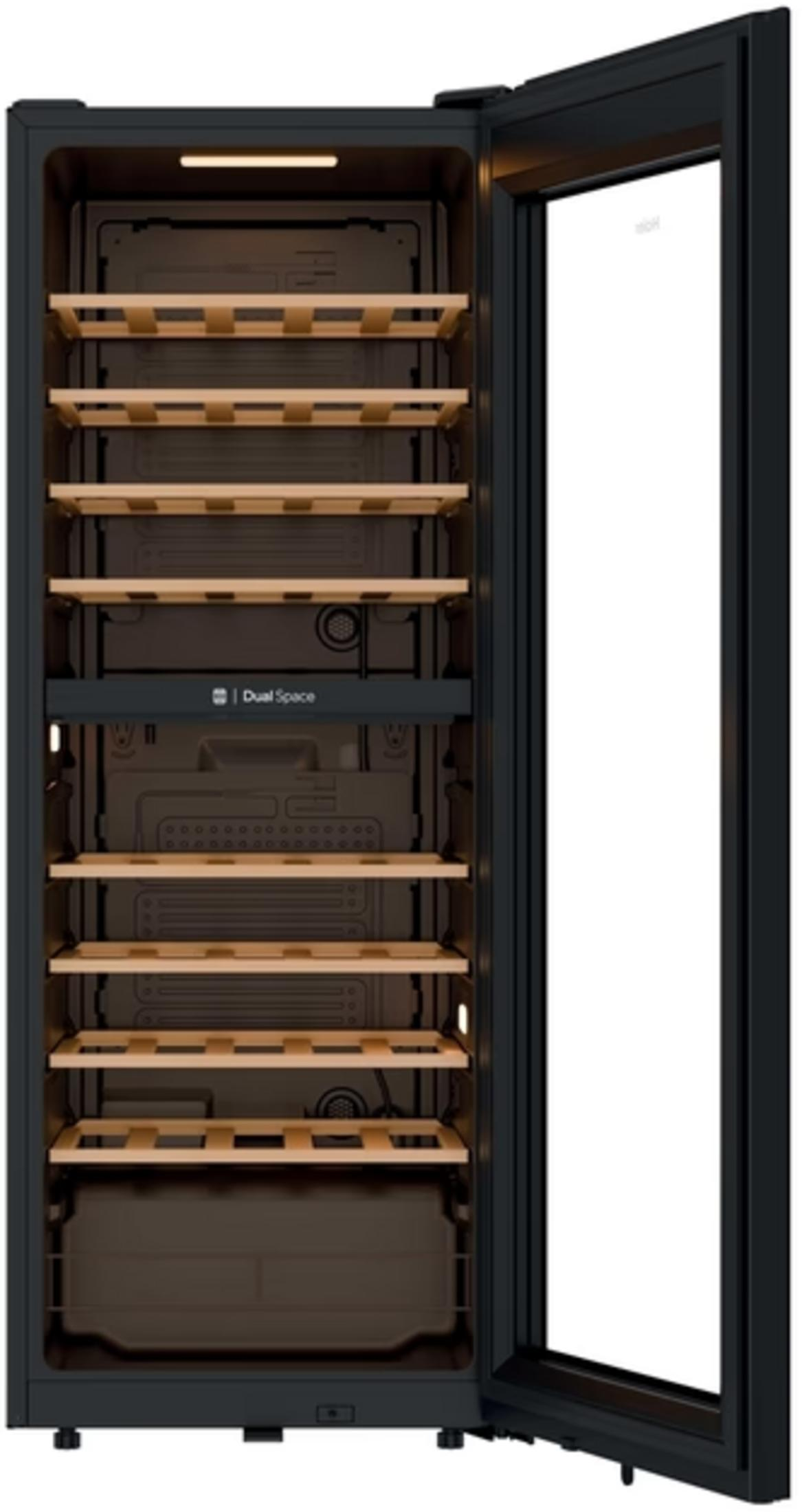Cantinetta nera con porta a vetro aperta, ripiani in legno e luce interna.
