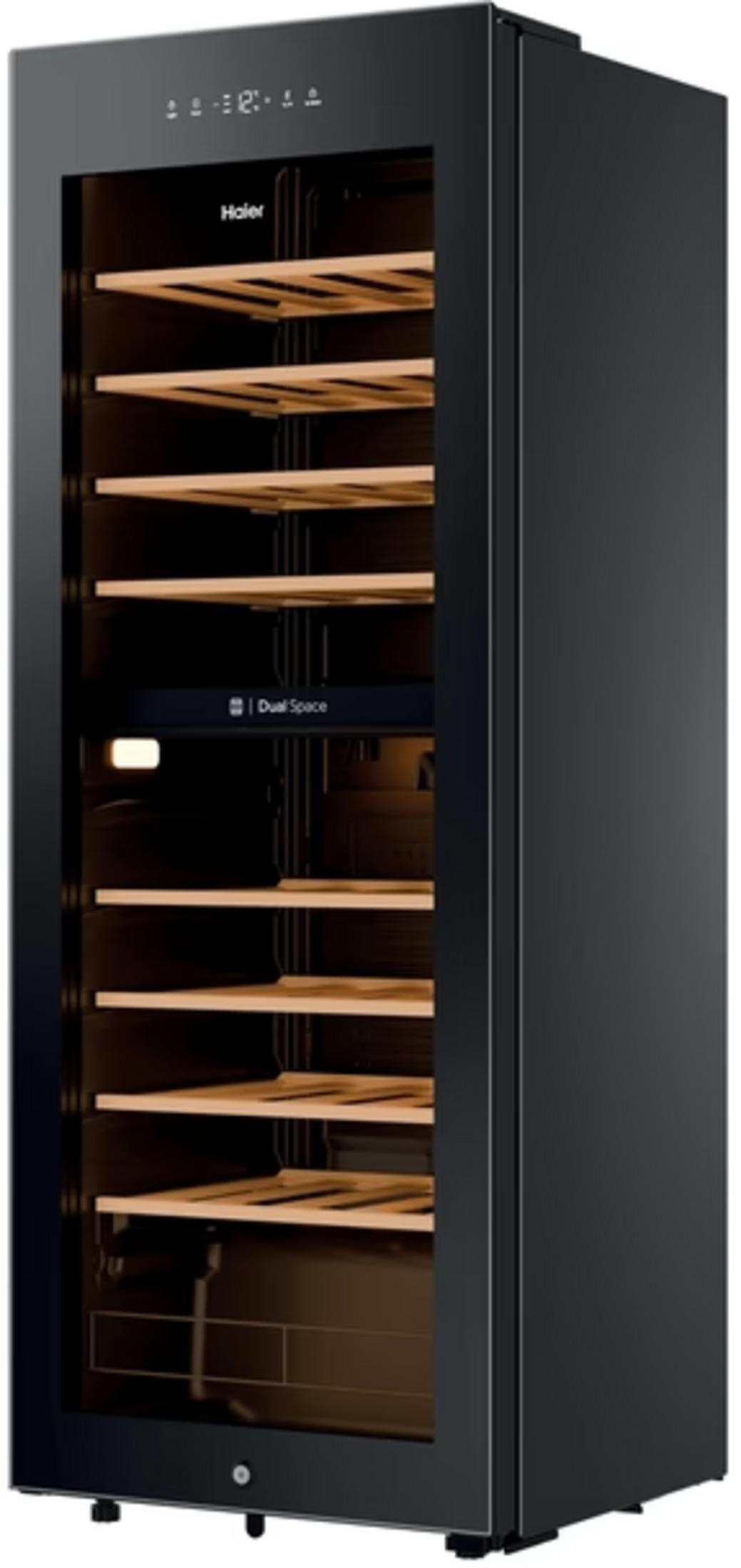 Un refrigeratore per vino nero con porta in vetro e ripiani in legno.
