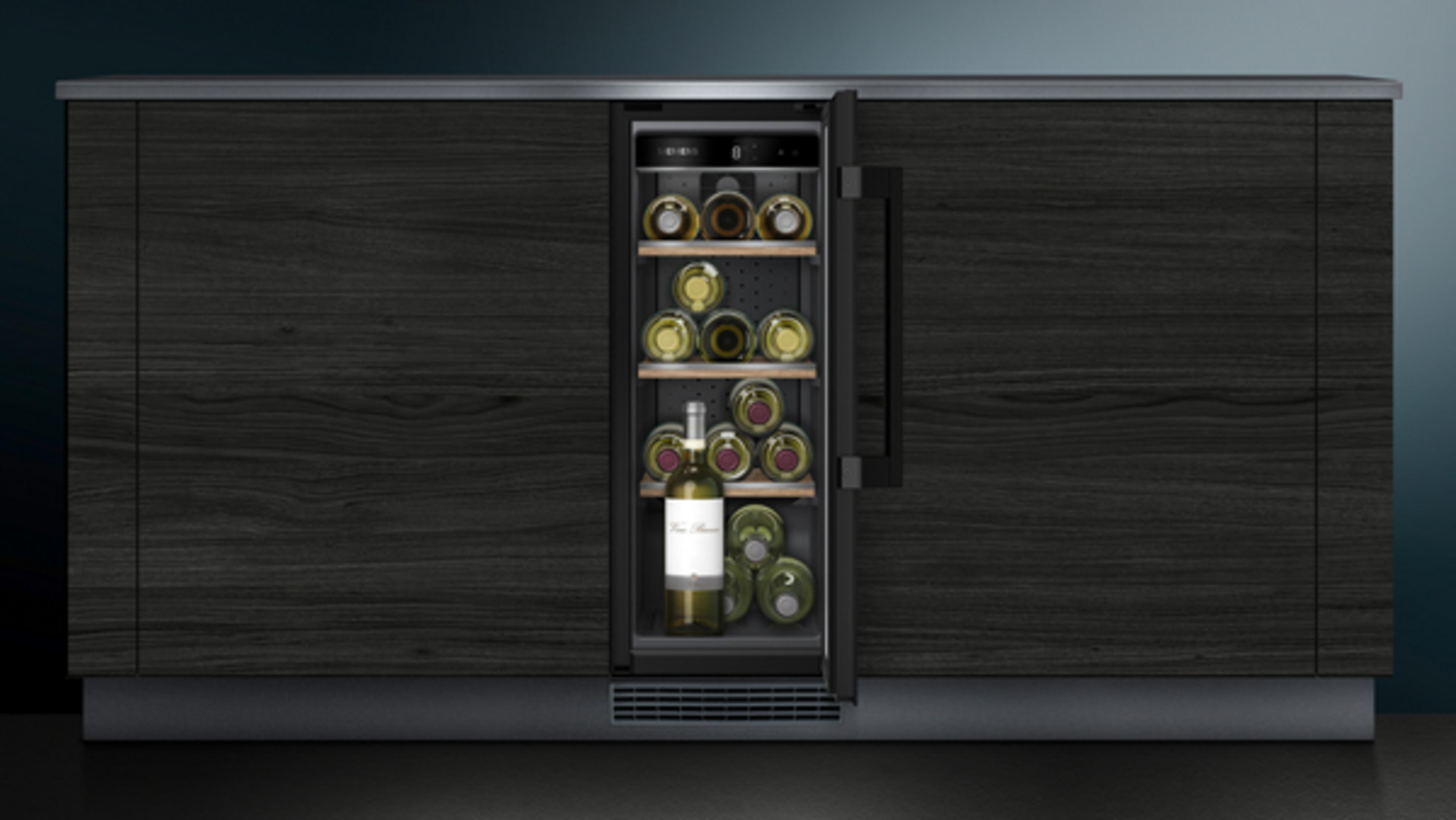 Una cantinetta in legno scuro con porta aperta, piena di bottiglie.