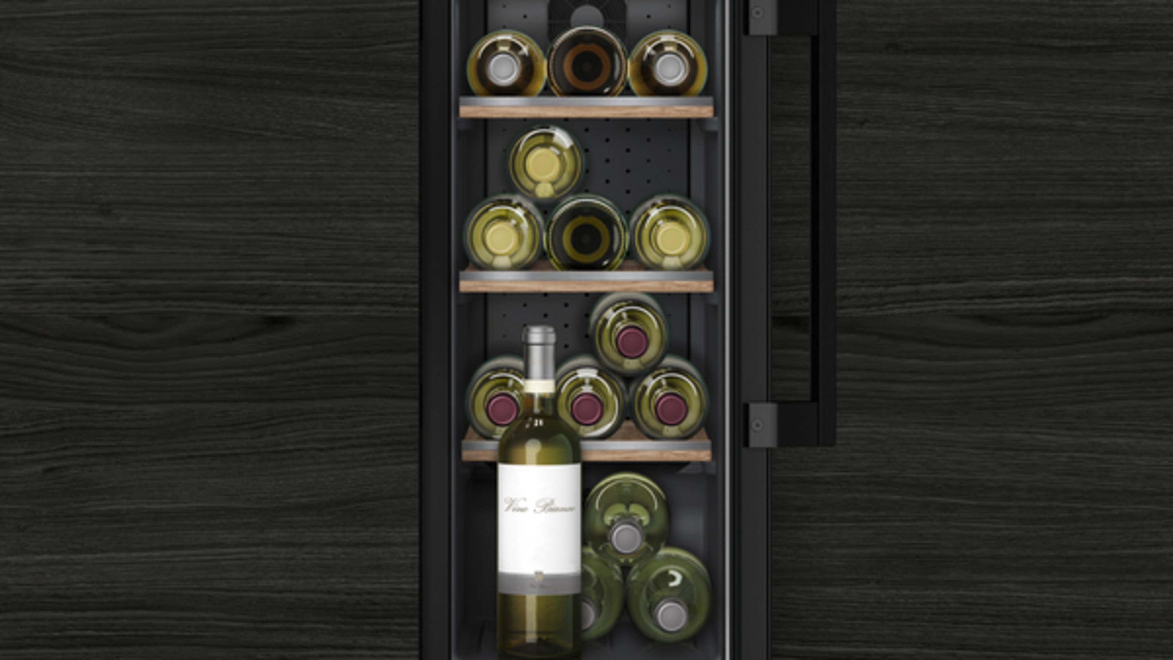 Un refrigeratore per vino con ante in legno nero, pieno di bottiglie.