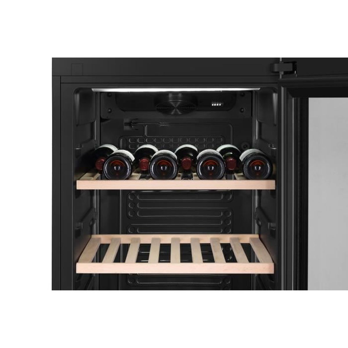 Una cantinetta per vini con due ripiani in legno che contengono bottiglie.