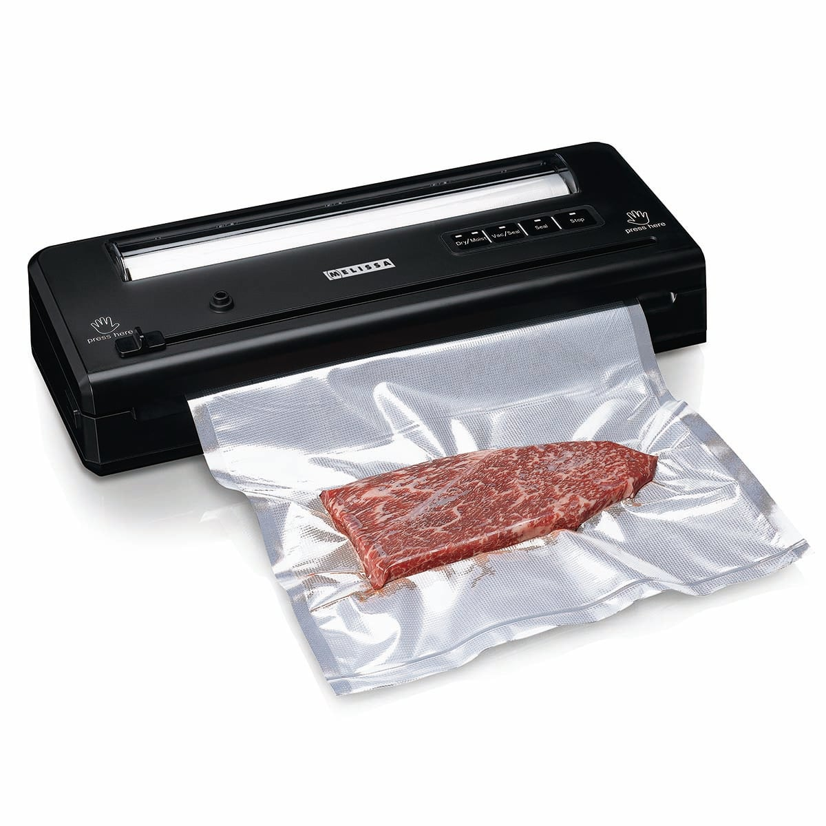 Una macchina sottovuoto nera sigilla una bistecca cruda in un sacchetto di plastica.