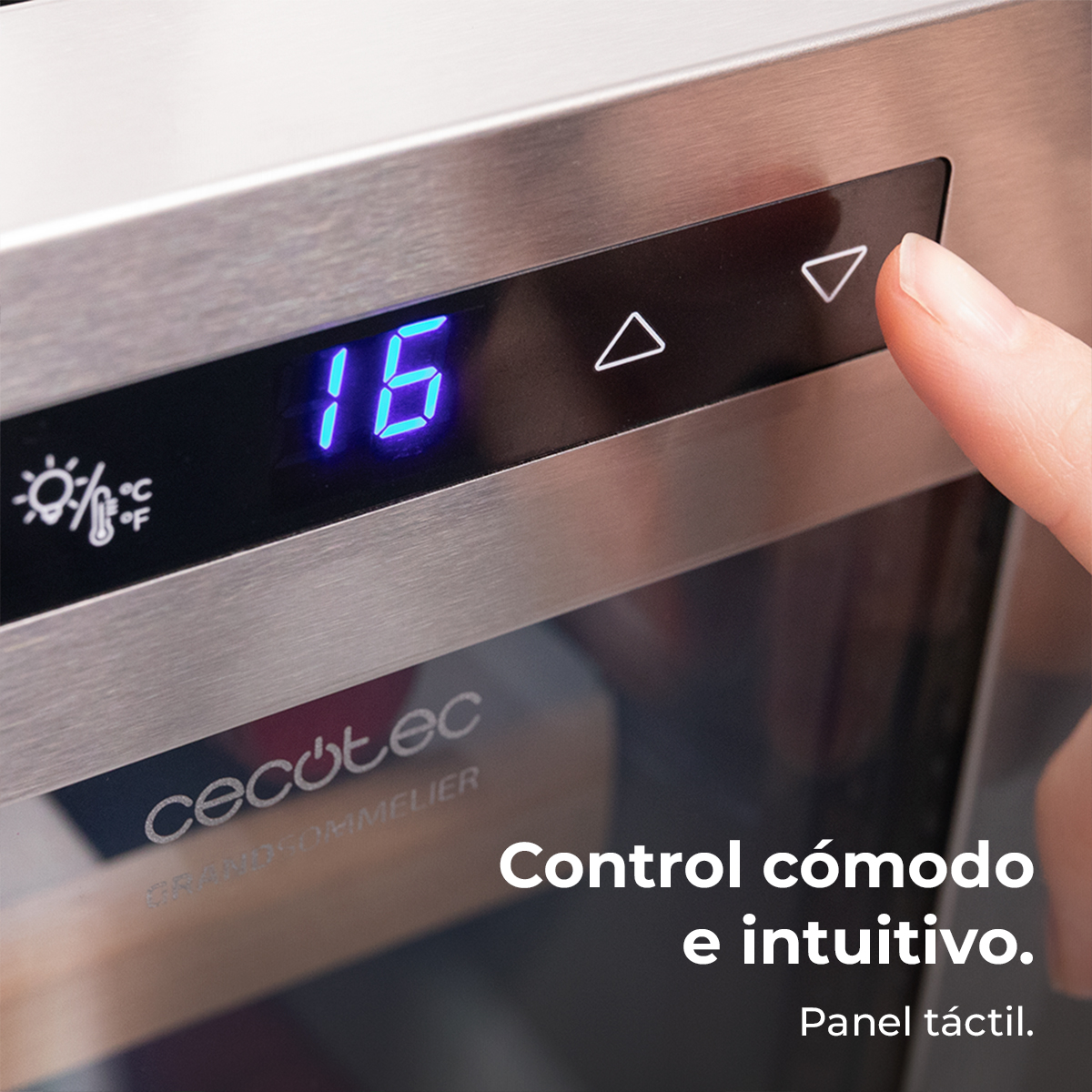 Una mano presiona el panel táctil de una vinoteca con pantalla digital.