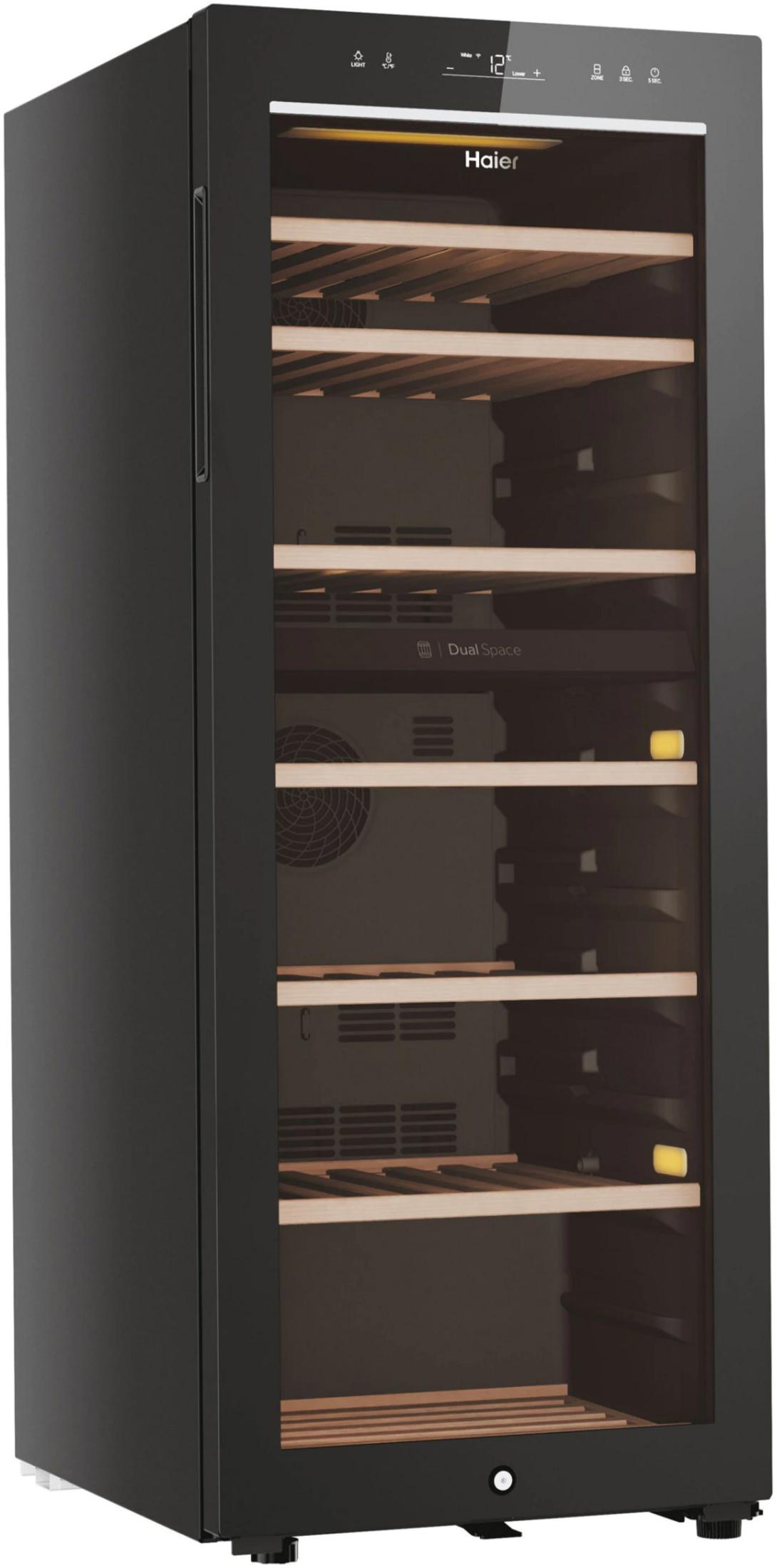 Zwarte Haier wijnkoeler met glazen deur, houten planken en digitaal display.