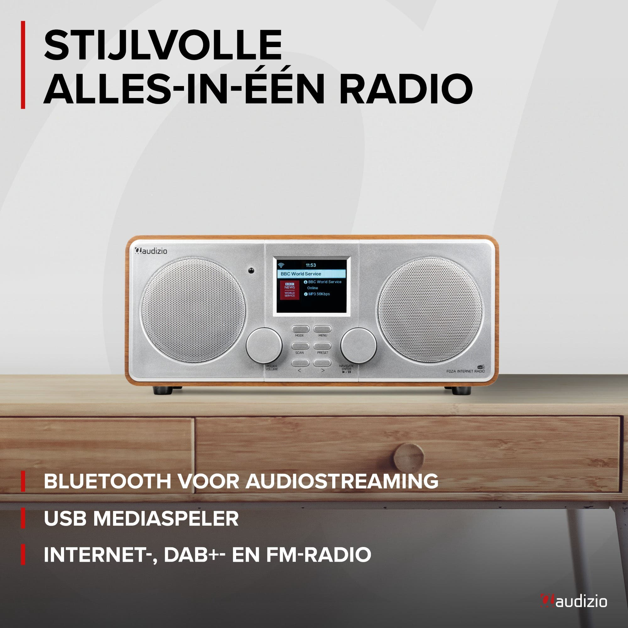 Een zilveren Audizio internetradio met houten accenten staat op een houten tafel.