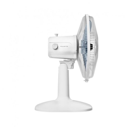 Un ventilador de mesa blanco con rotor azul está sobre una base.