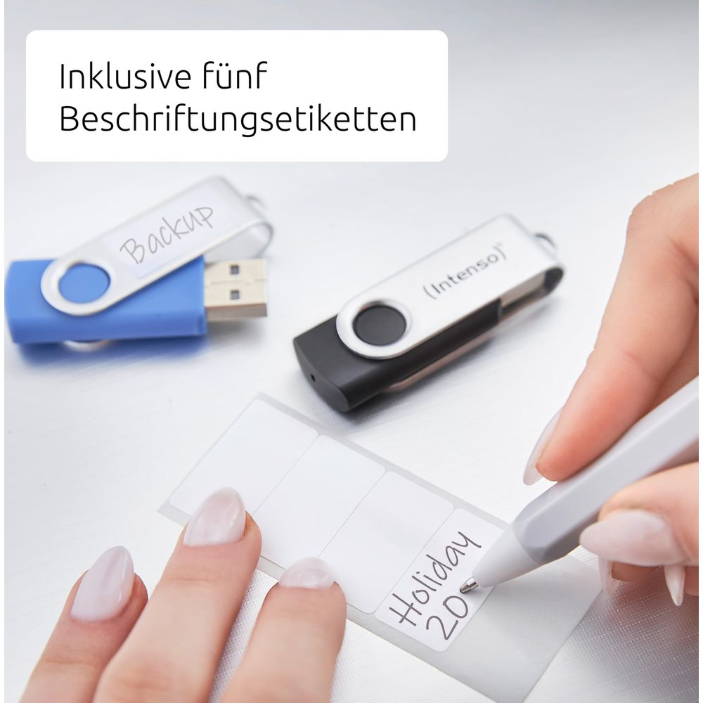 Due unità USB, una blu, una nero-argento. Mano scrive etichette.
