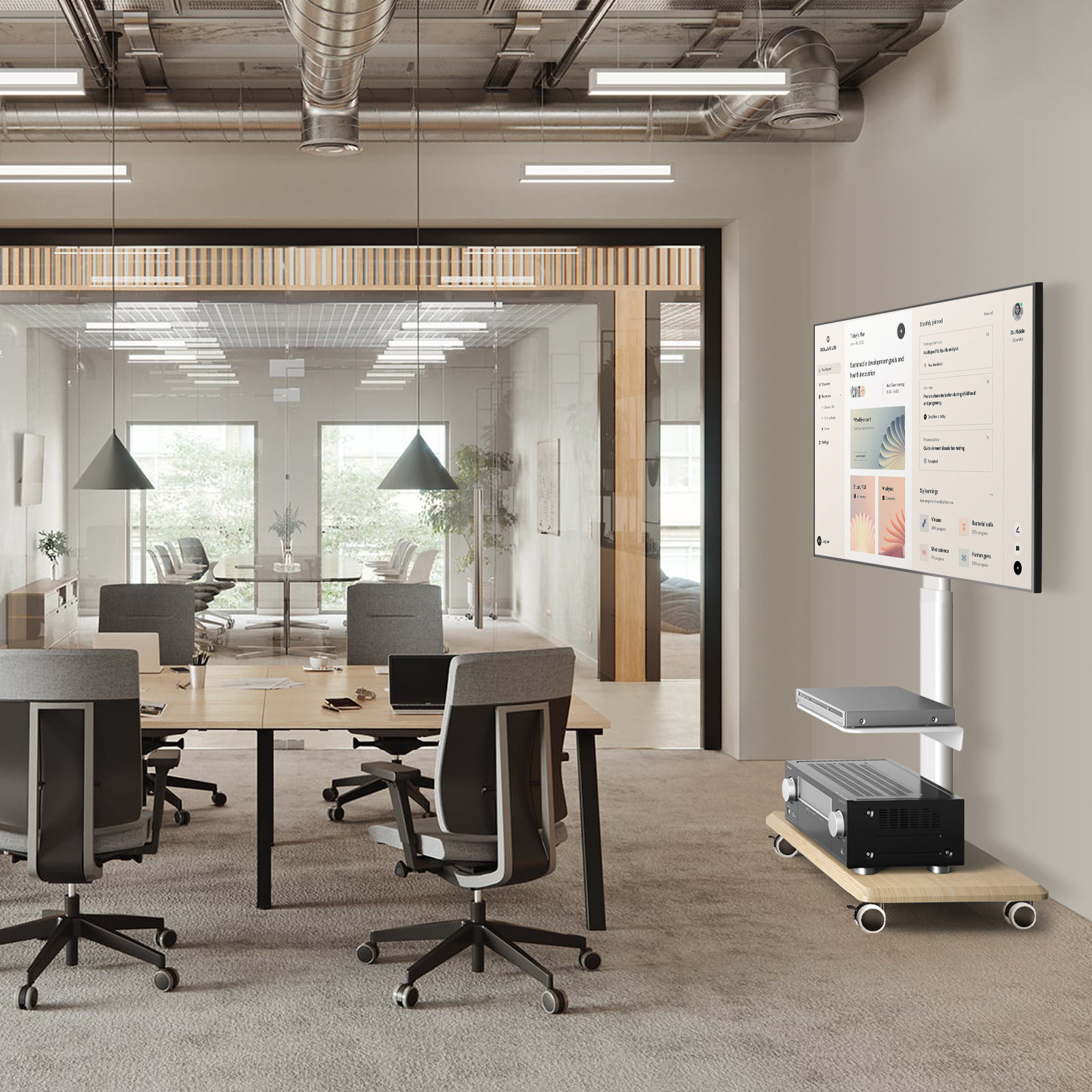 Ein modernes Büro mit Glaswänden, Konferenztisch und einem Präsentationsbildschirm.