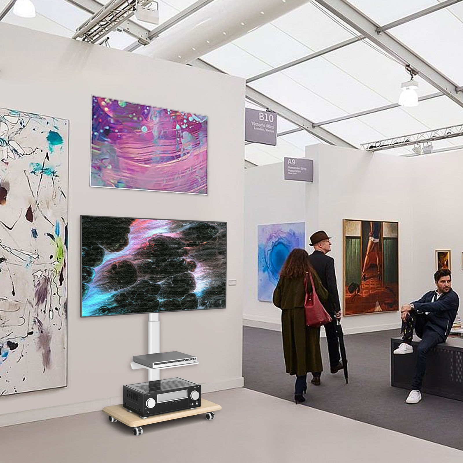 Abstrakte Kunst und ein Fernseher in einer Galerie mit Besuchern.