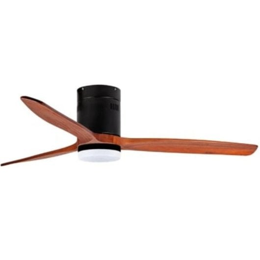 Un ventilador de techo moderno con tres aspas de madera y carcasa negra.