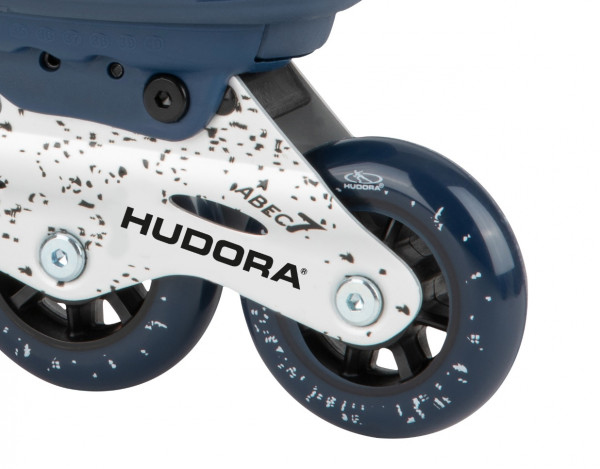 Detailaufnahme einer blauen Hudora-Rollschuhrolle mit weißem Schaft und schwarzen Flecken.