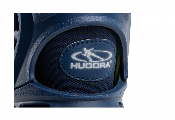 Detaillierte Ansicht eines blauen Schuhs mit HUDORA-Logo und Netzstoff.