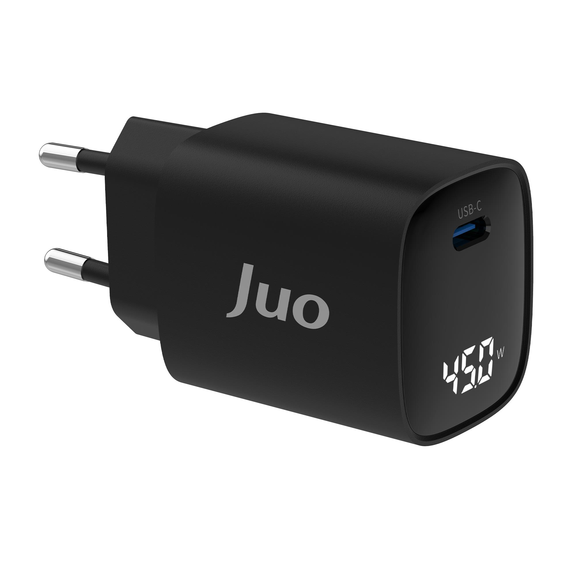 Juo logolu, dijital watt göstergeli siyah USB-C güç adaptörü.