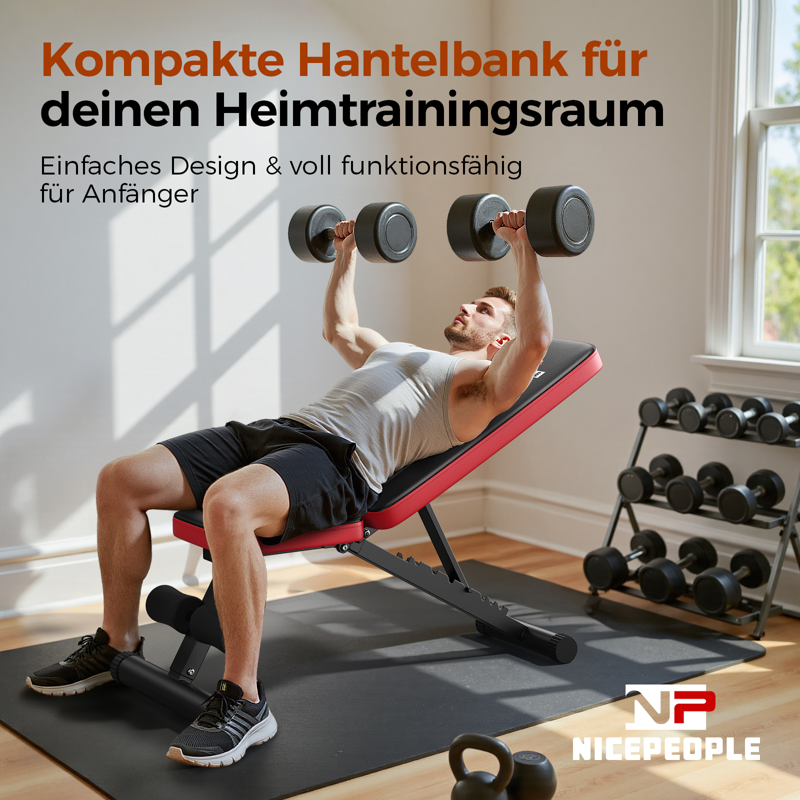 Mann auf Hantelbank hebt zwei Kurzhanteln, Hantelständer im Hintergrund.
