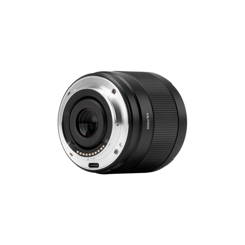 Gümüş yuvalı ve USB-C bağlantı noktalı siyah VILTROX lens.