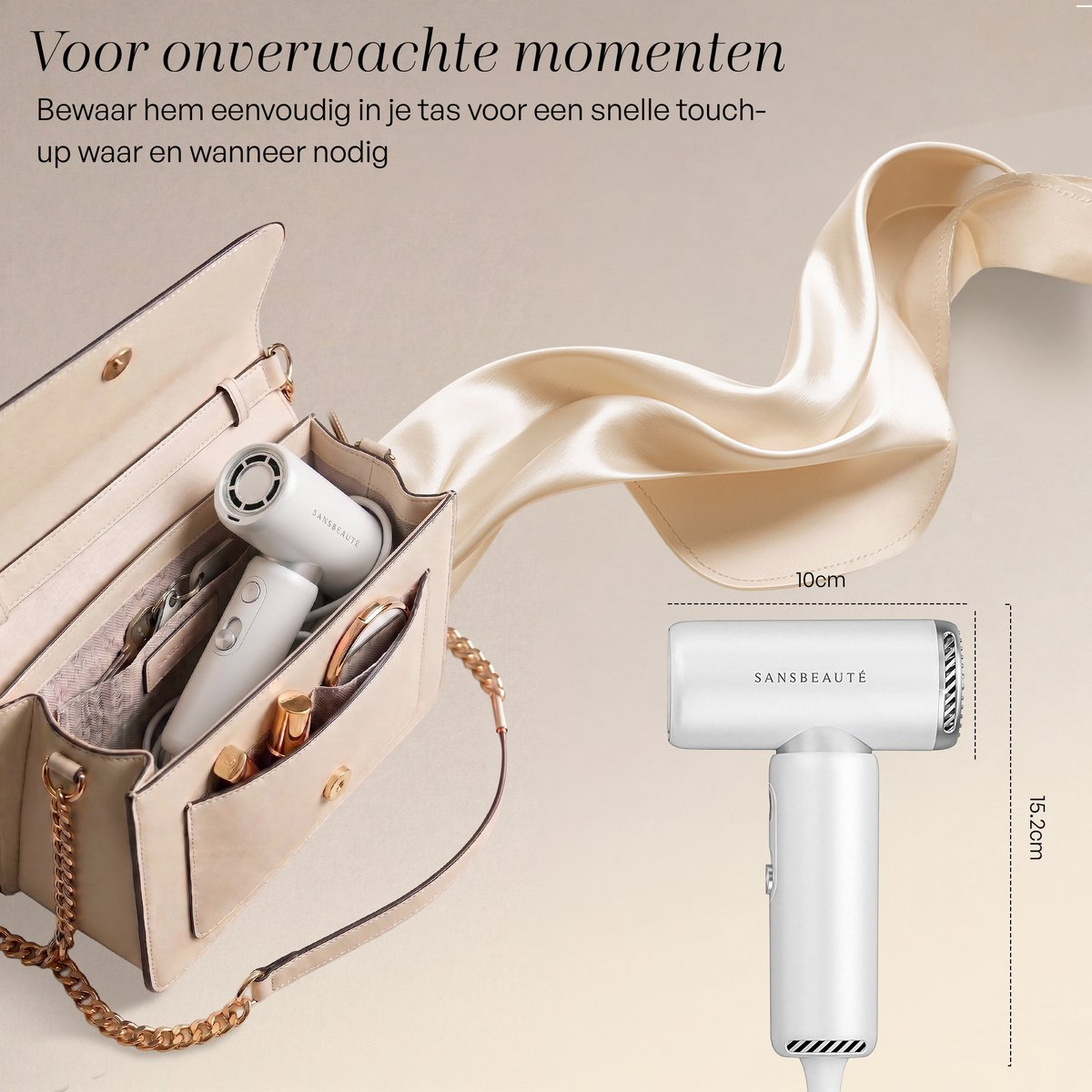 Ein weißer Haartrockner liegt in einer hellbeigen Handtasche neben Kosmetika.