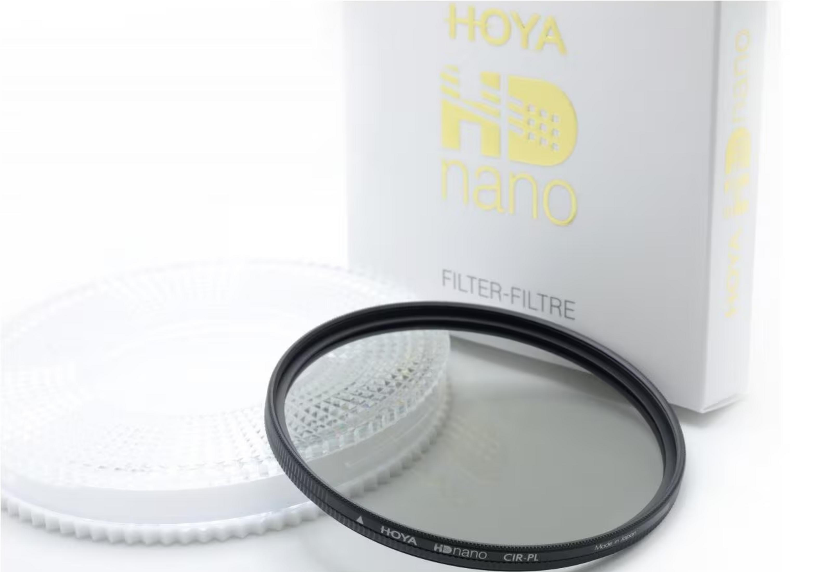 Ein grauer Hoya HD Nano CIR-PL Filter liegt neben seiner Verpackung.