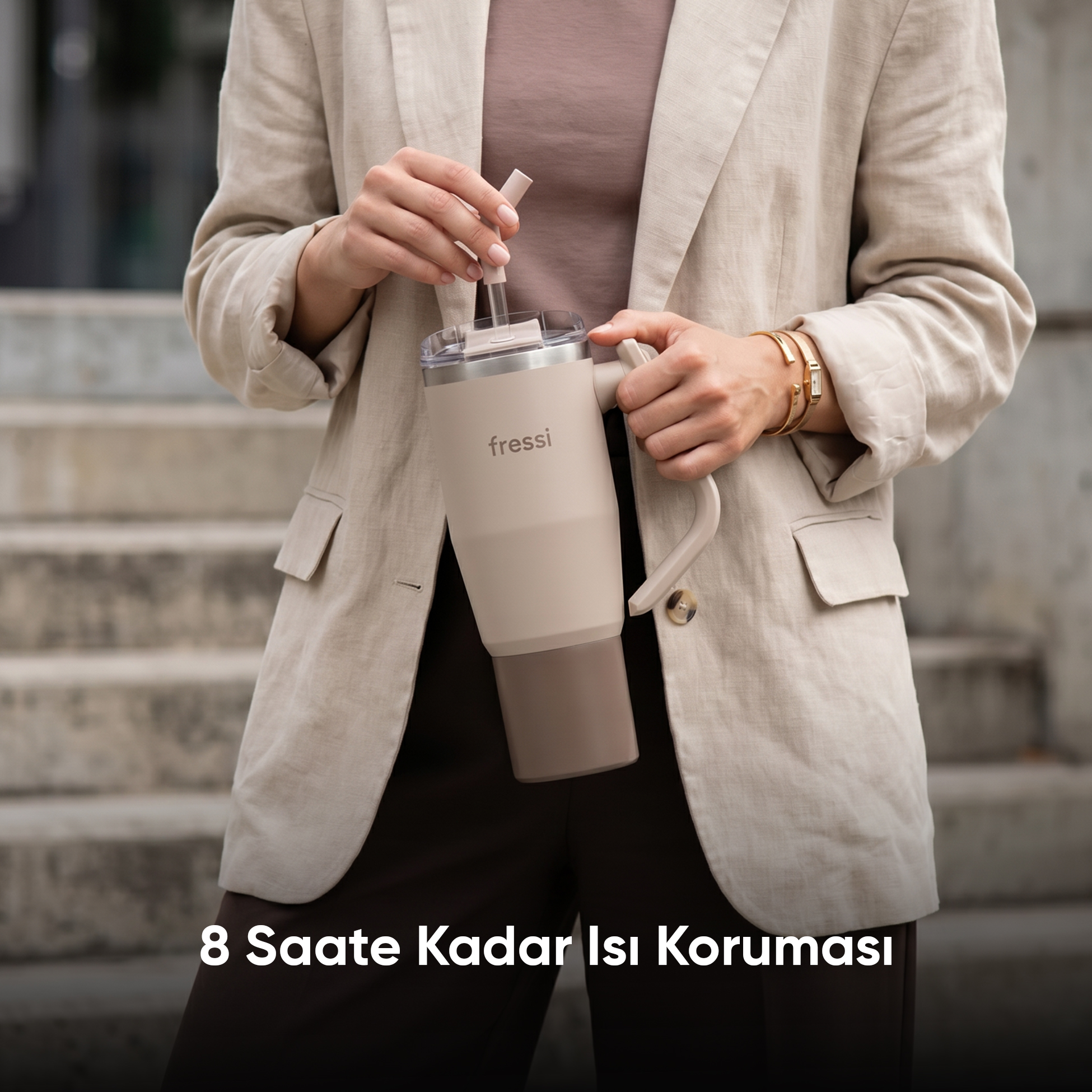 Kişi, saplı ve pipetli bej rengi kupa tutuyor. Metin: 8 Saate Kadar Isı Koruması.