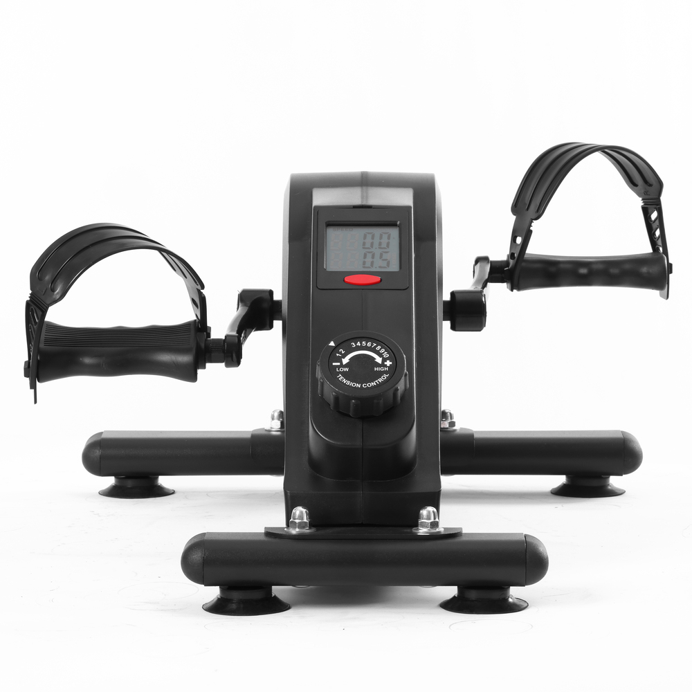 Pedal de bicicleta de ejercicio negro y compacto con pantalla digital y control de tensión.