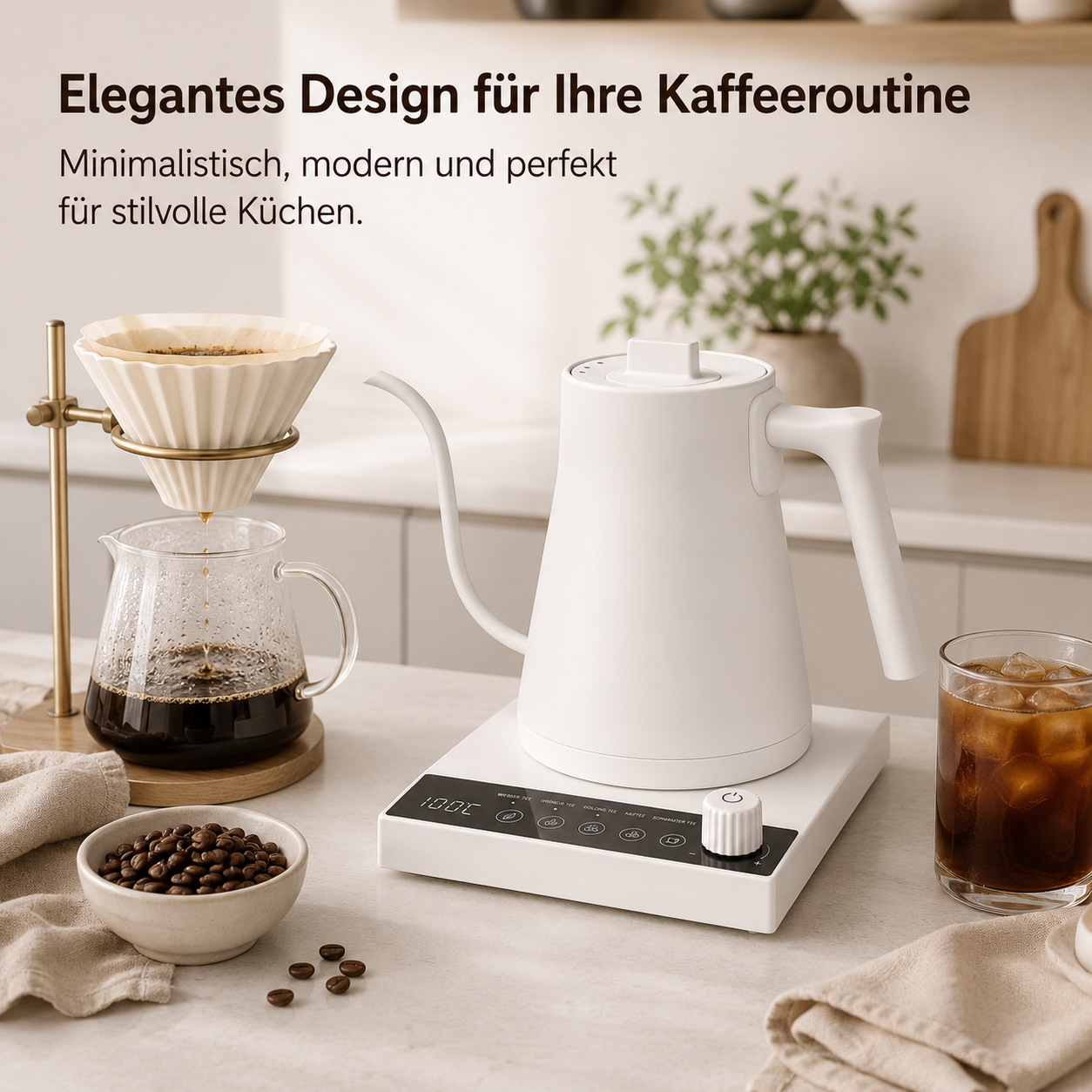 Eine weiße Kaffeekaraffe, Kaffeebohnen, ein Glas Eiskaffee und ein Filterkaffee-Set.