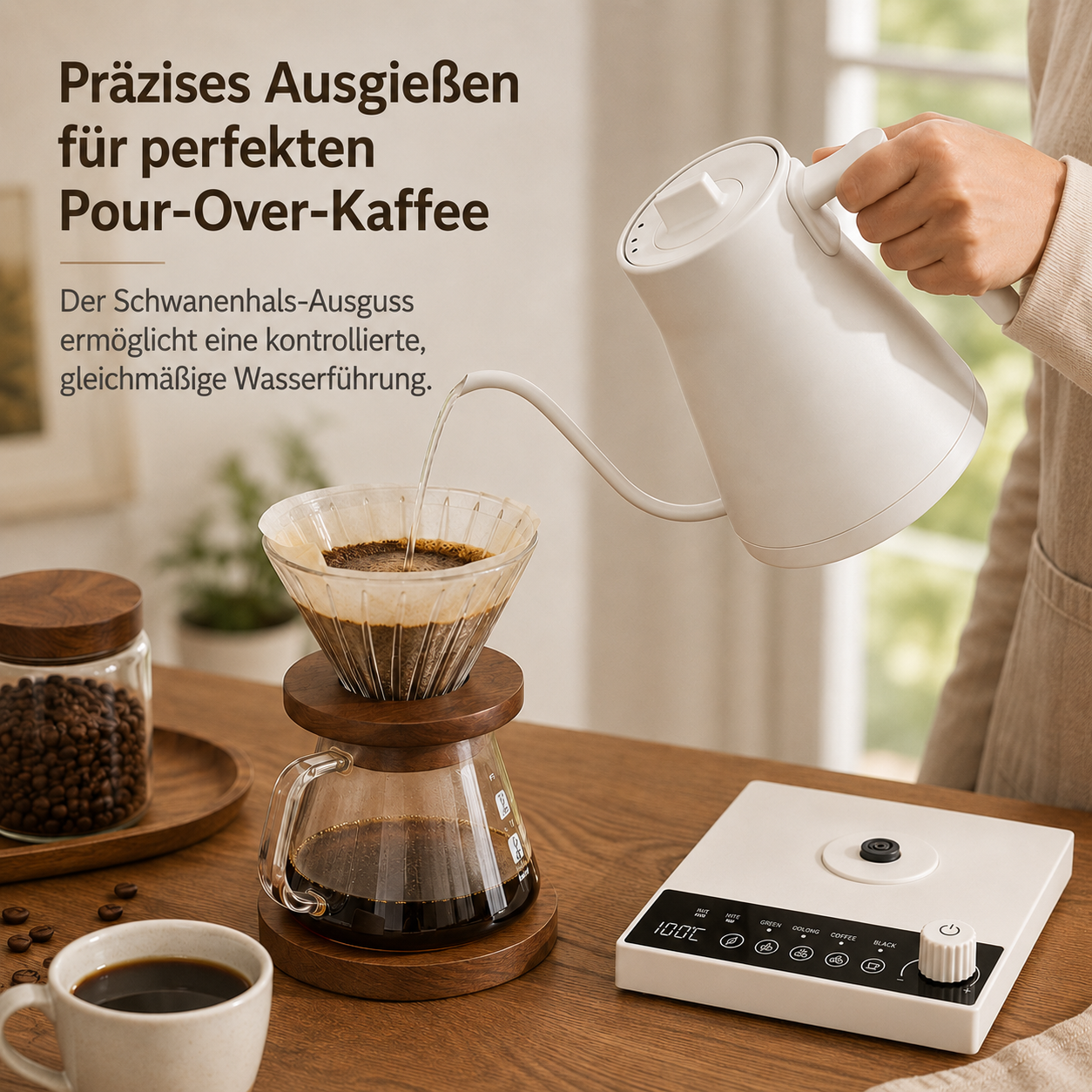 Eine Person gießt mit einem weißen Schwanenhalskessel Wasser in einen Filter für Pour-Over-Kaffee.