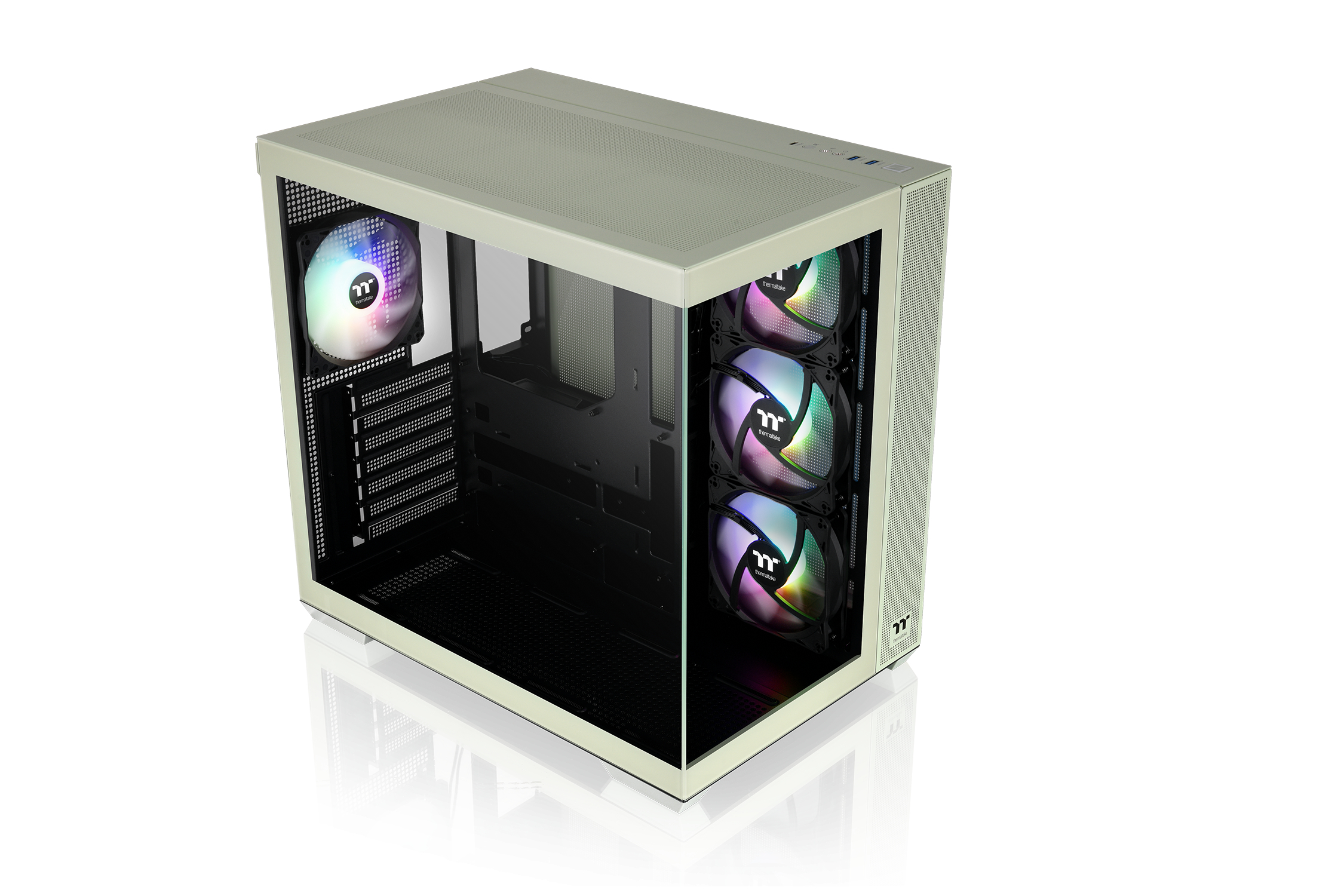 Un case PC bianco con ventole RGB, visto di sbieco su sfondo bianco.