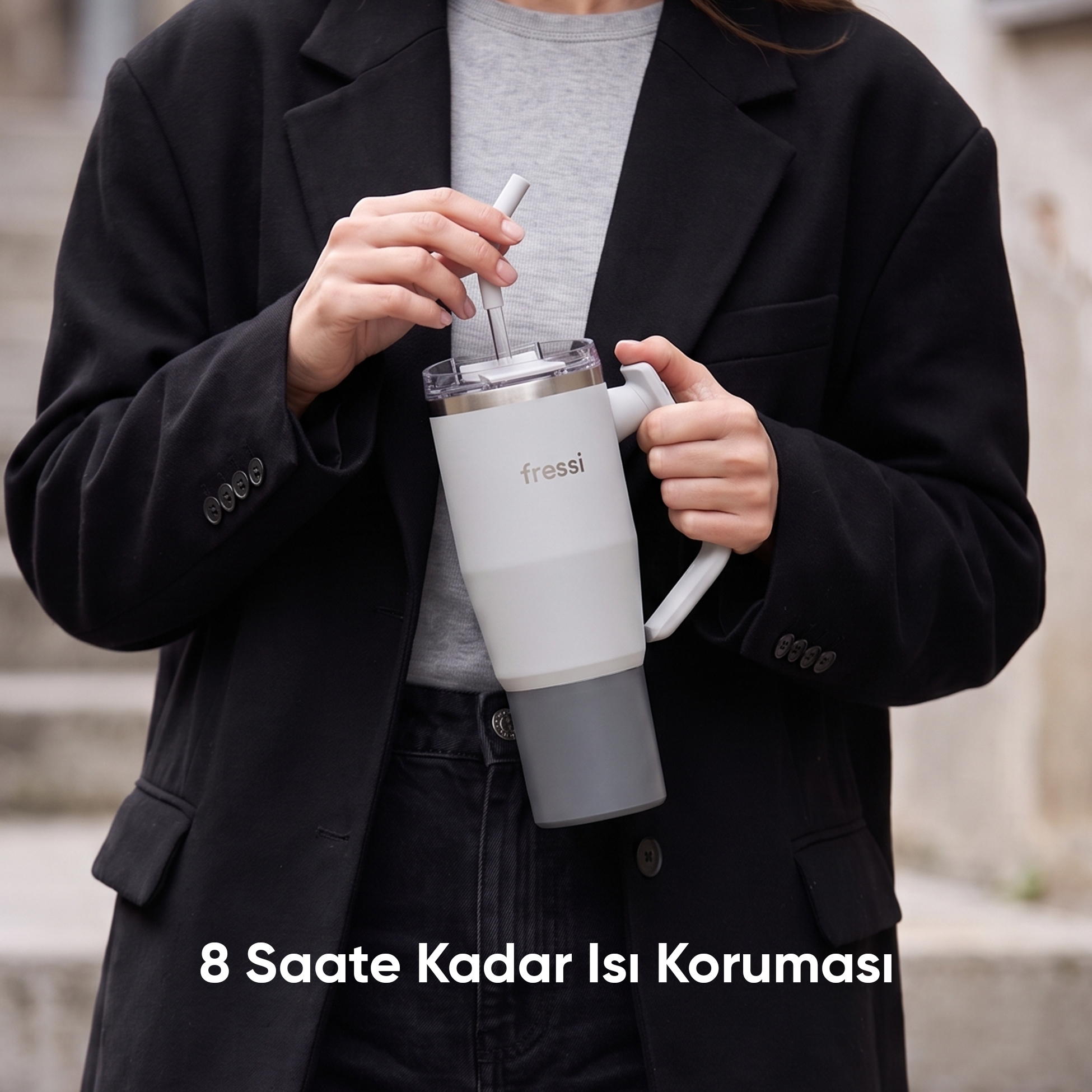 Kulp ve pipetli beyaz termos tutan kişi.