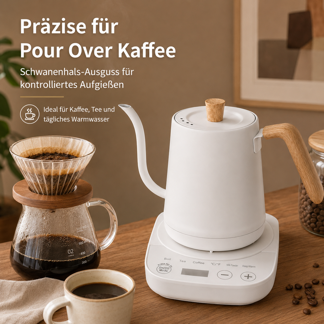 Weiße Schwanenhalskessel auf Basis, mit Kaffeefilter und Tasse daneben.