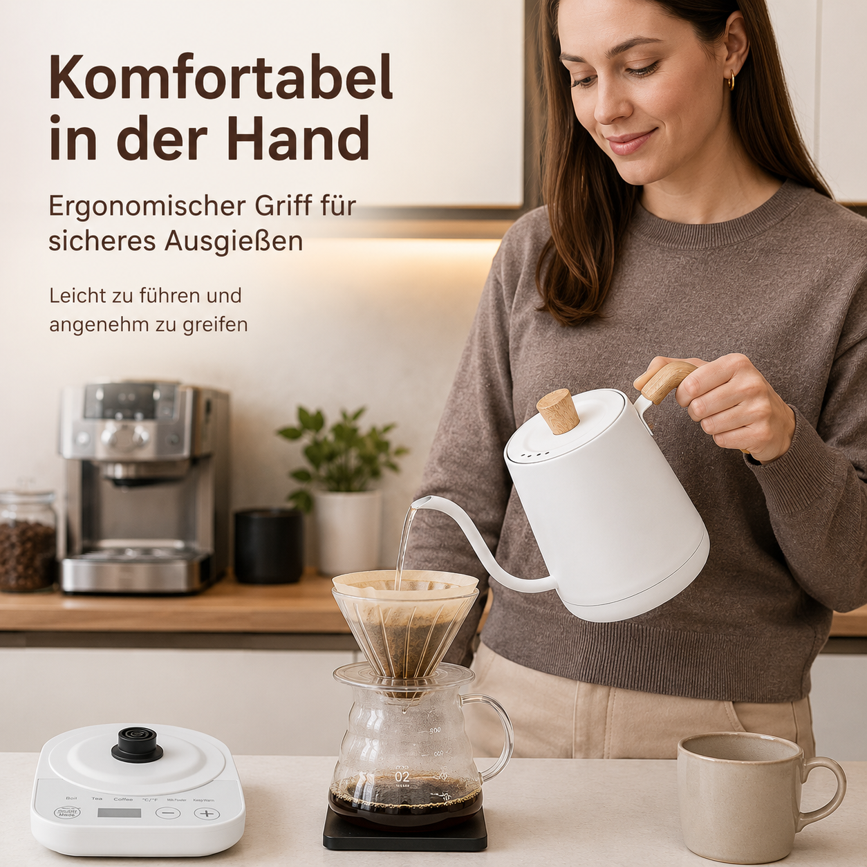 Eine Frau gießt Wasser aus einem weißen Kessel in einen Kaffeefilter.