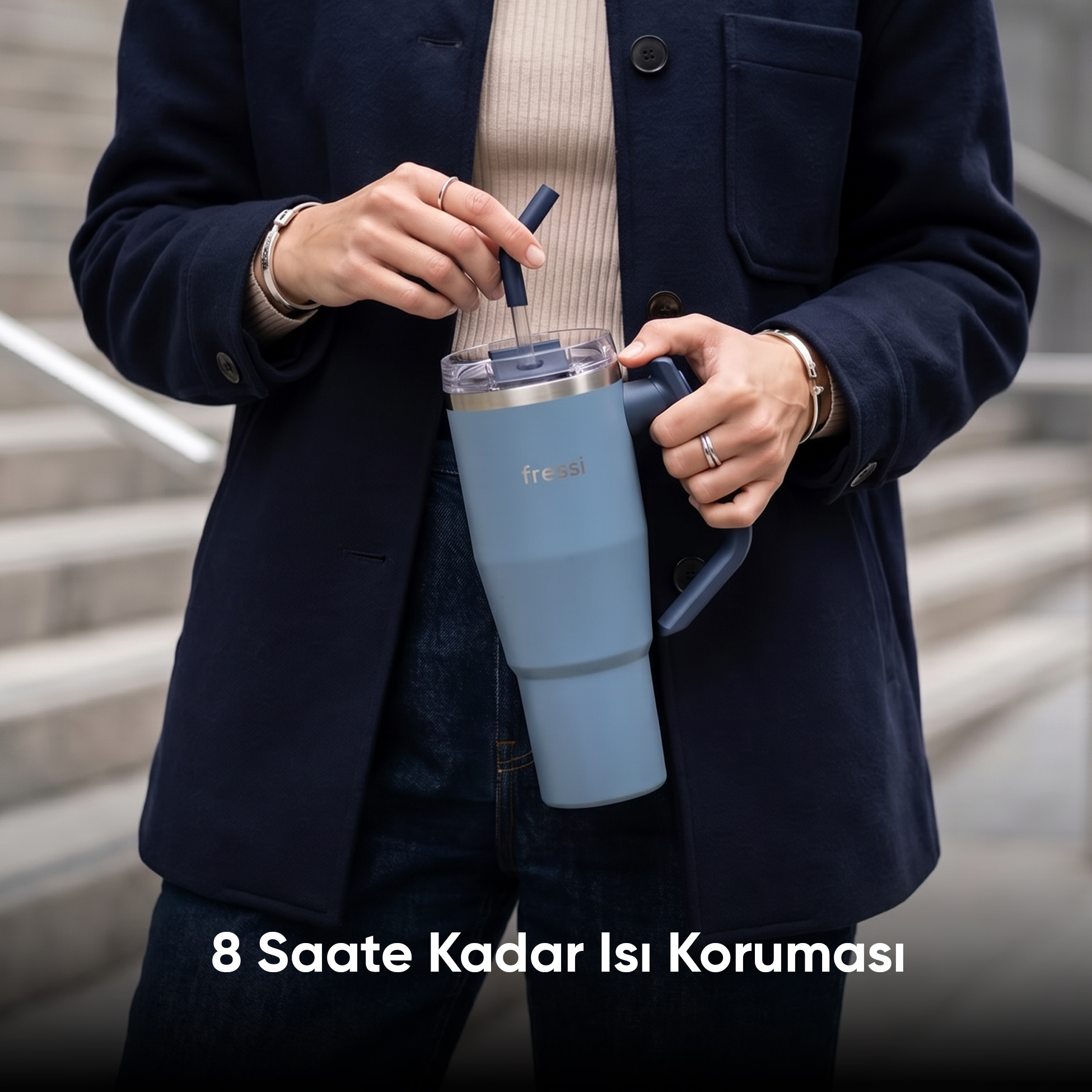 Bir kişi saplı ve pipetli açık mavi bir bardak tutuyor.