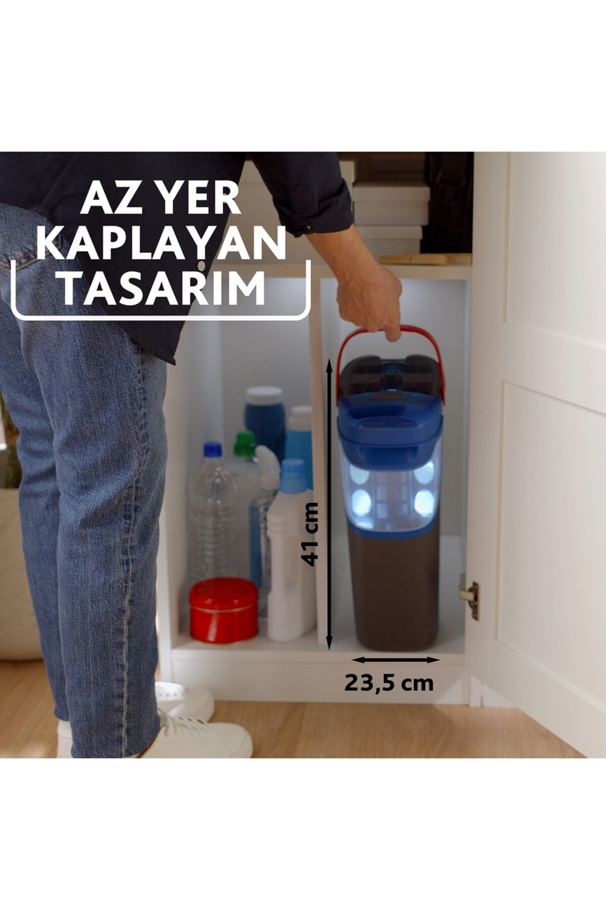 Bir adam mavi kapaklı kahverengi bir kabı dolaba yerleştiriyor. Boyutlar gösteriliyor.