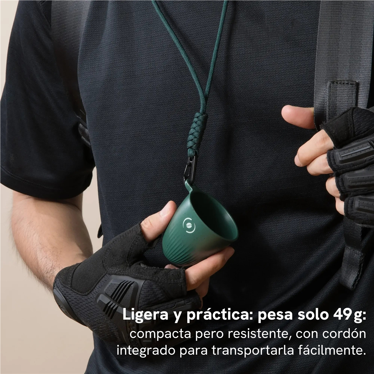 Una persona in abbigliamento sportivo tiene un piccolo contenitore verde su un laccetto.