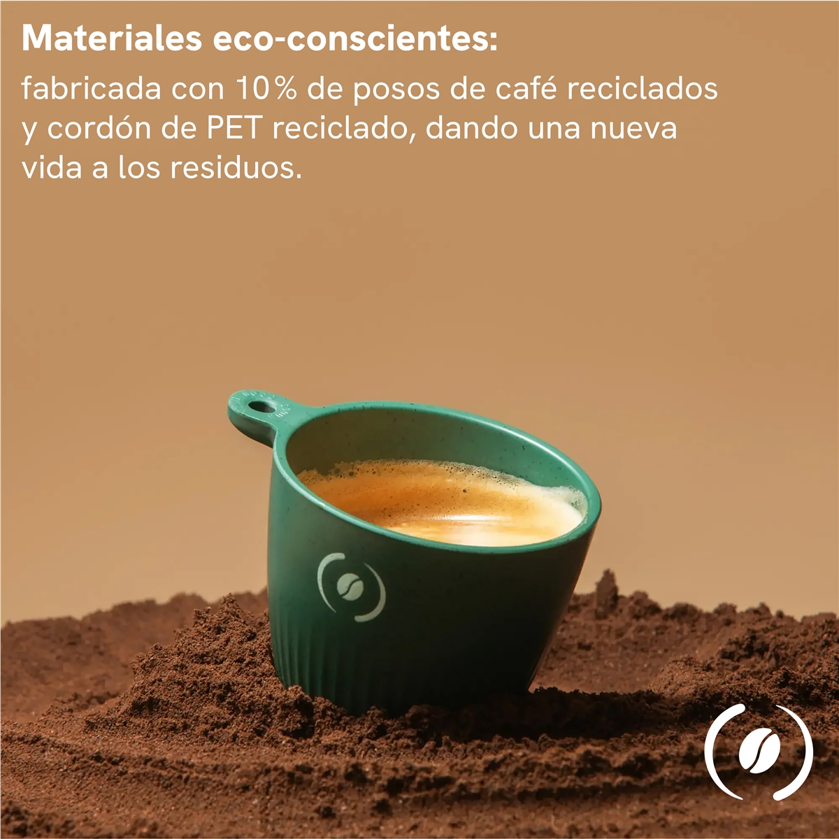 Una tazza verde di caffè sui fondi. Testo sui materiali riciclati sopra.