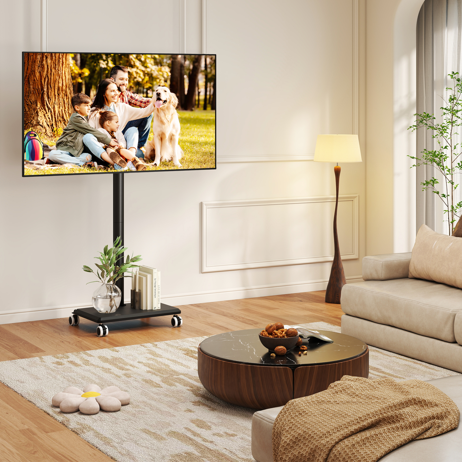 Ein Fernseher mit einer Familie und einem Hund, der auf einem Rollständer steht.