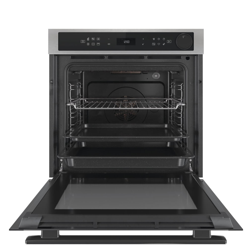 Un forno da incasso aperto con pannello di controllo argentato e display digitale. All'interno, due griglie e due teglie.