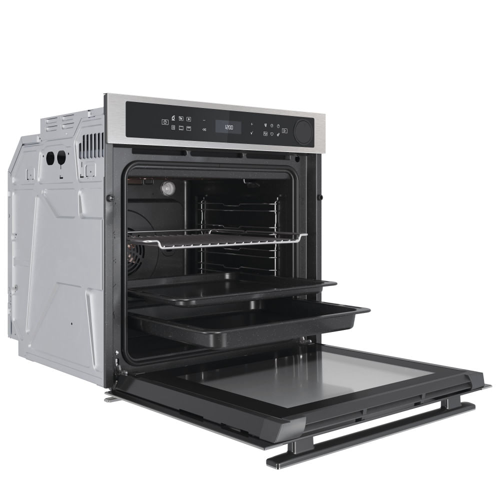 Un forno da incasso argentato con la porta aperta, che mostra l'interno con tre griglie.
