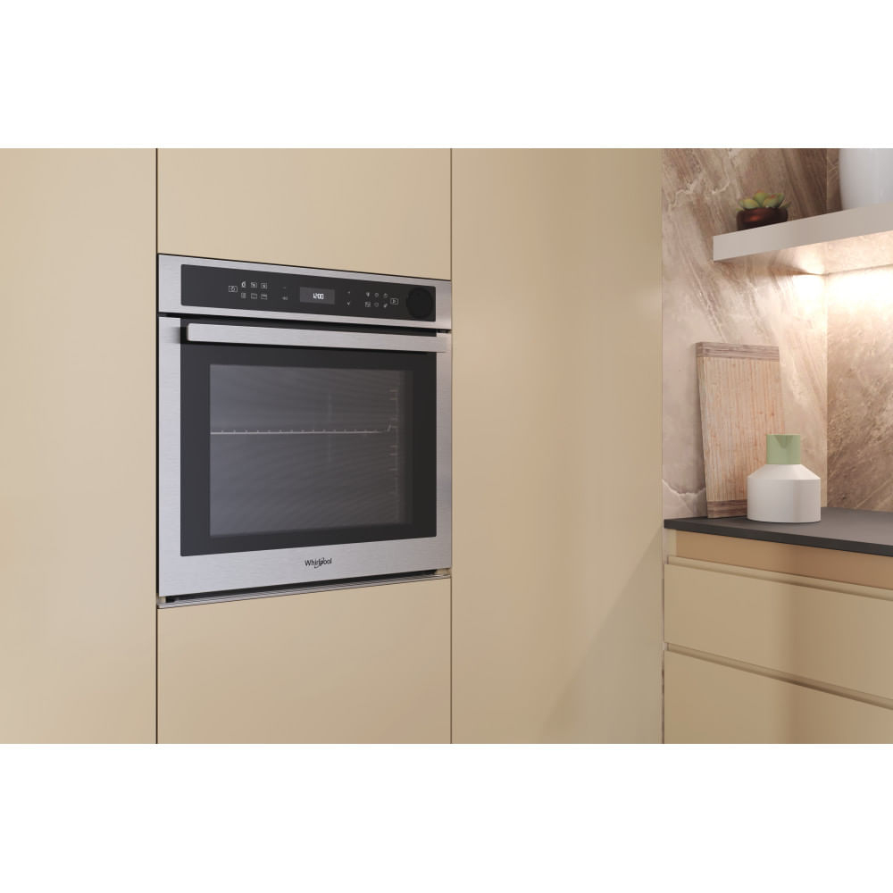 Forno da incasso moderno in acciaio inox con porta nera e display digitale.