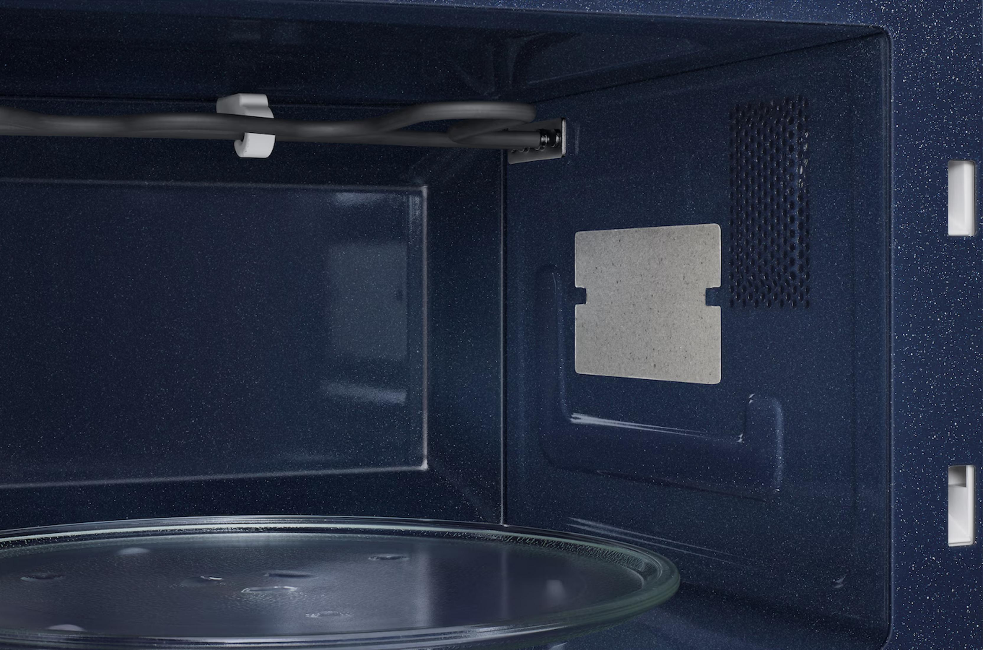 Interno di un microonde con piatto girevole in vetro e resistenza.