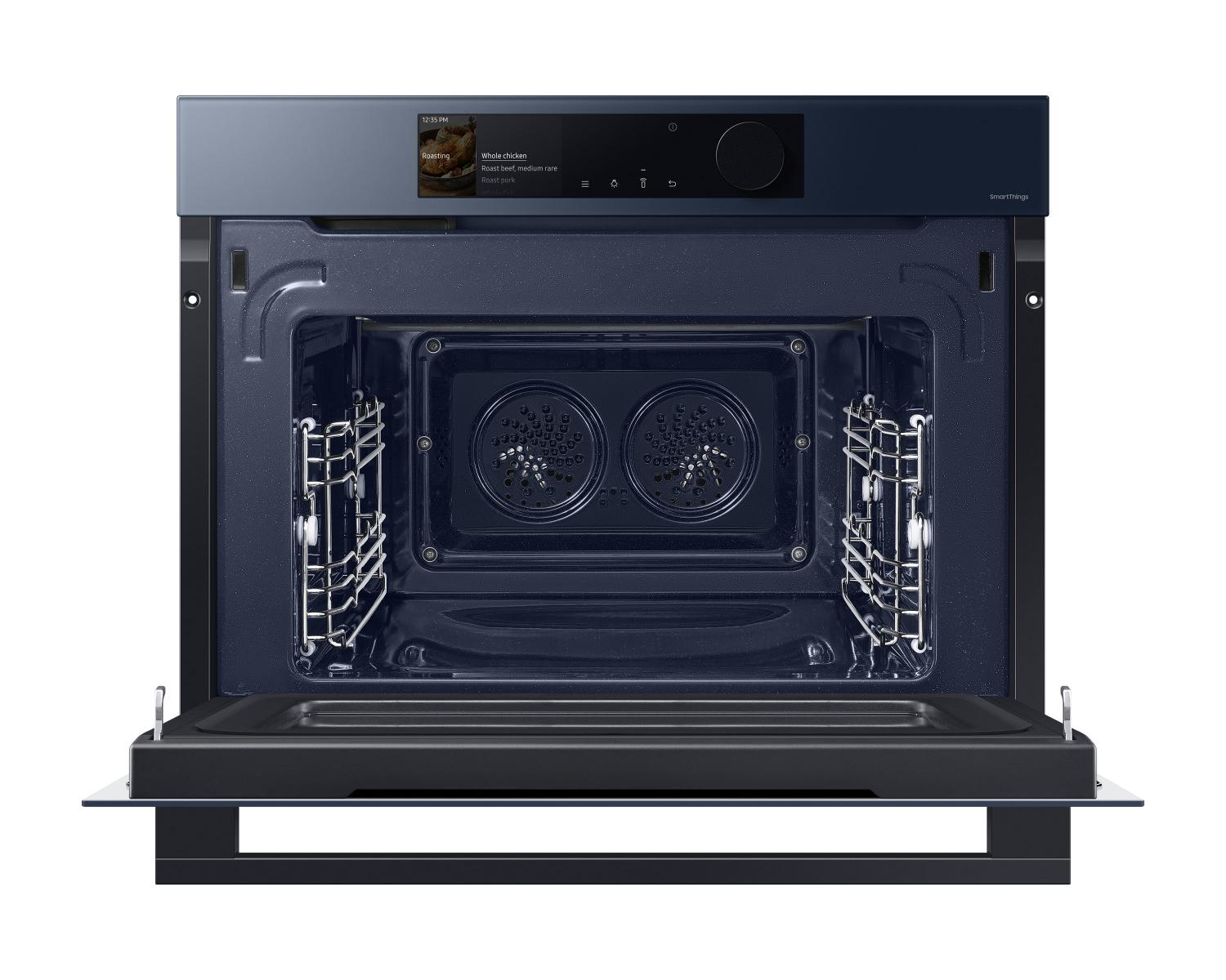 Un forno blu scuro aperto con touchscreen che mostra opzioni di cottura.