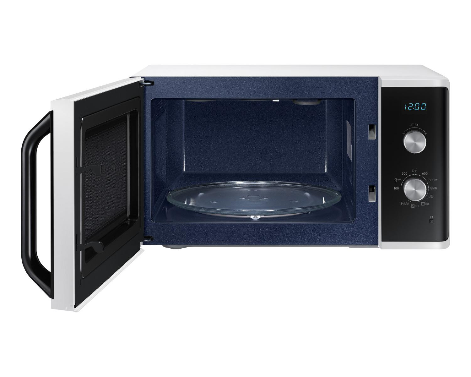 Un forno a microonde bianco con lo sportello aperto, che mostra un piatto girevole in vetro.