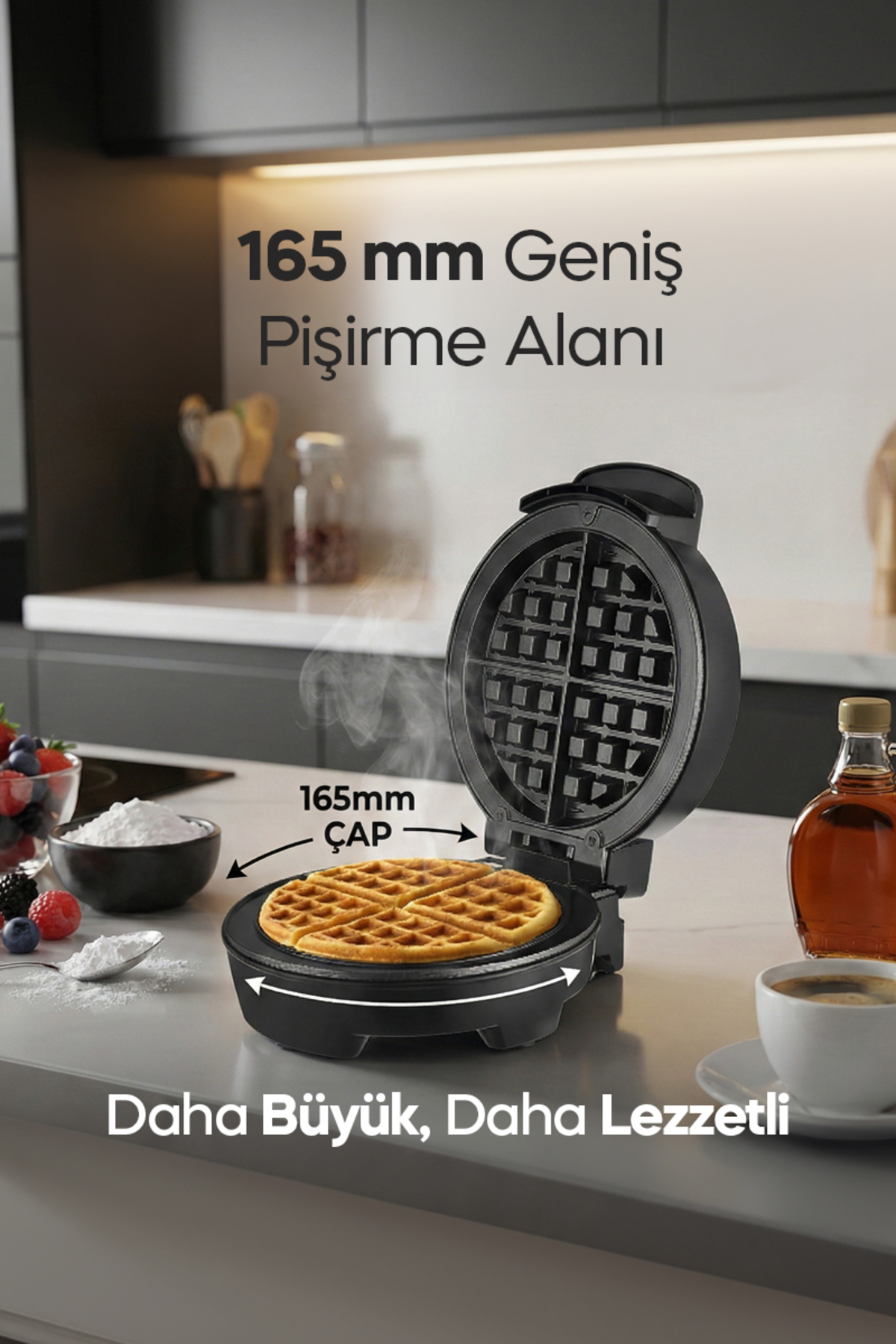 Pişmiş waffle ve yakındaki malzemelerle bir waffle makinesi.