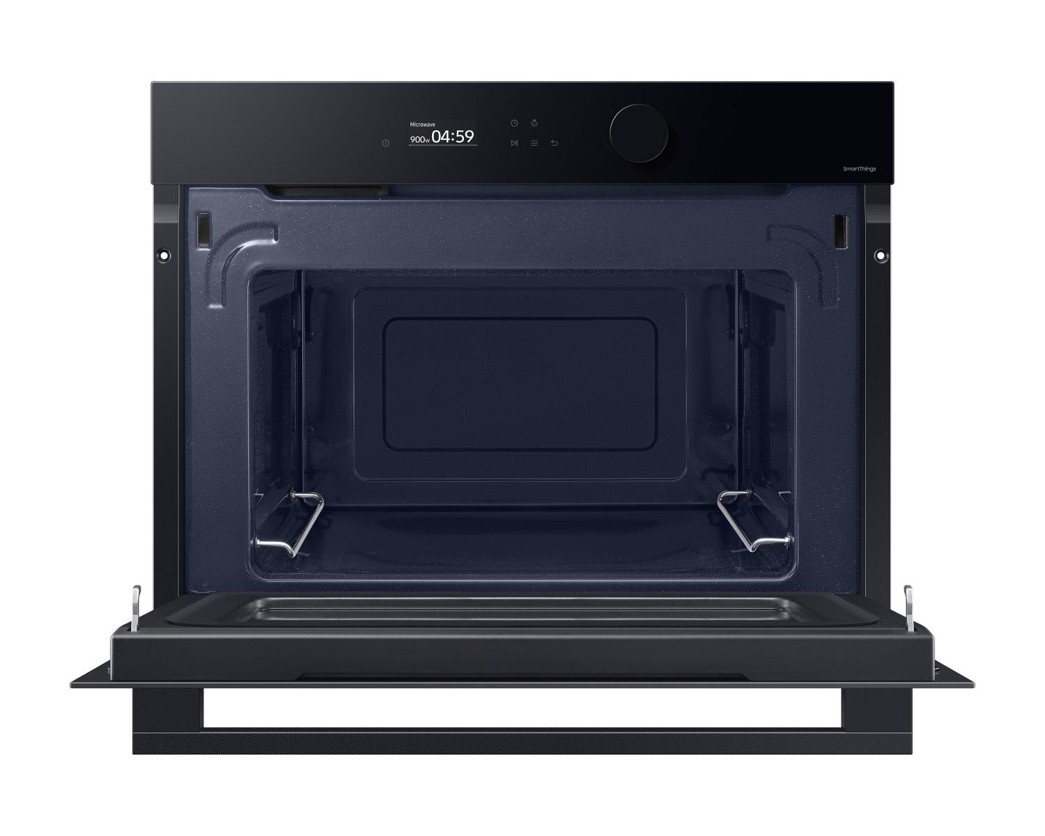 Un forno a microonde da incasso nero aperto con display digitale che mostra 04:59.