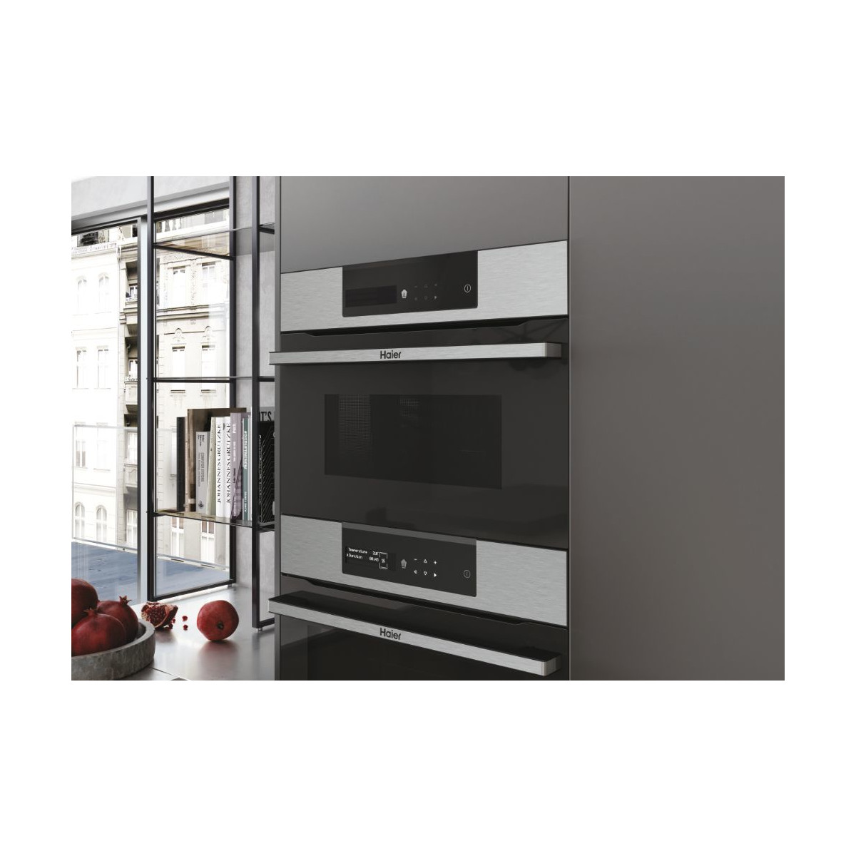 Un forno da incasso Haier argentato con porta e pannello di controllo neri.