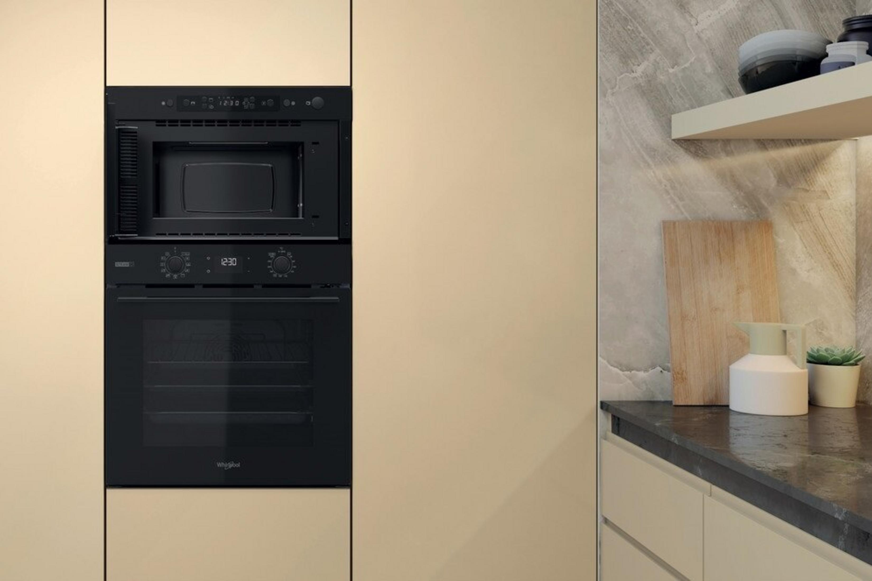 Un microonde e forno combinato da incasso nero in una cucina color crema.