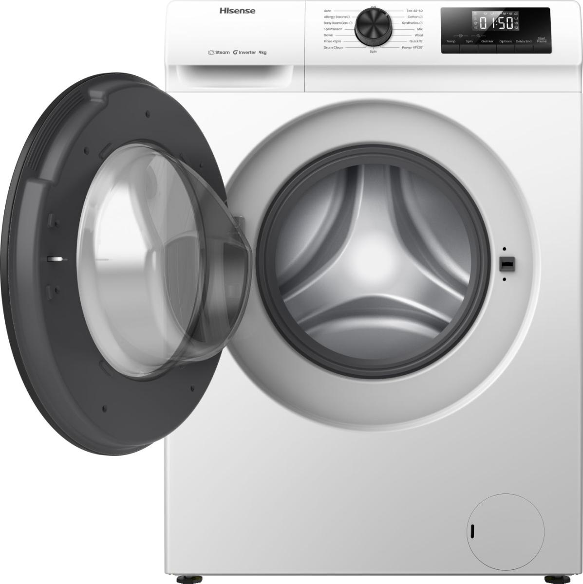 Eine weiße Hisense Waschmaschine mit geöffneter Tür und sichtbarer Trommel.