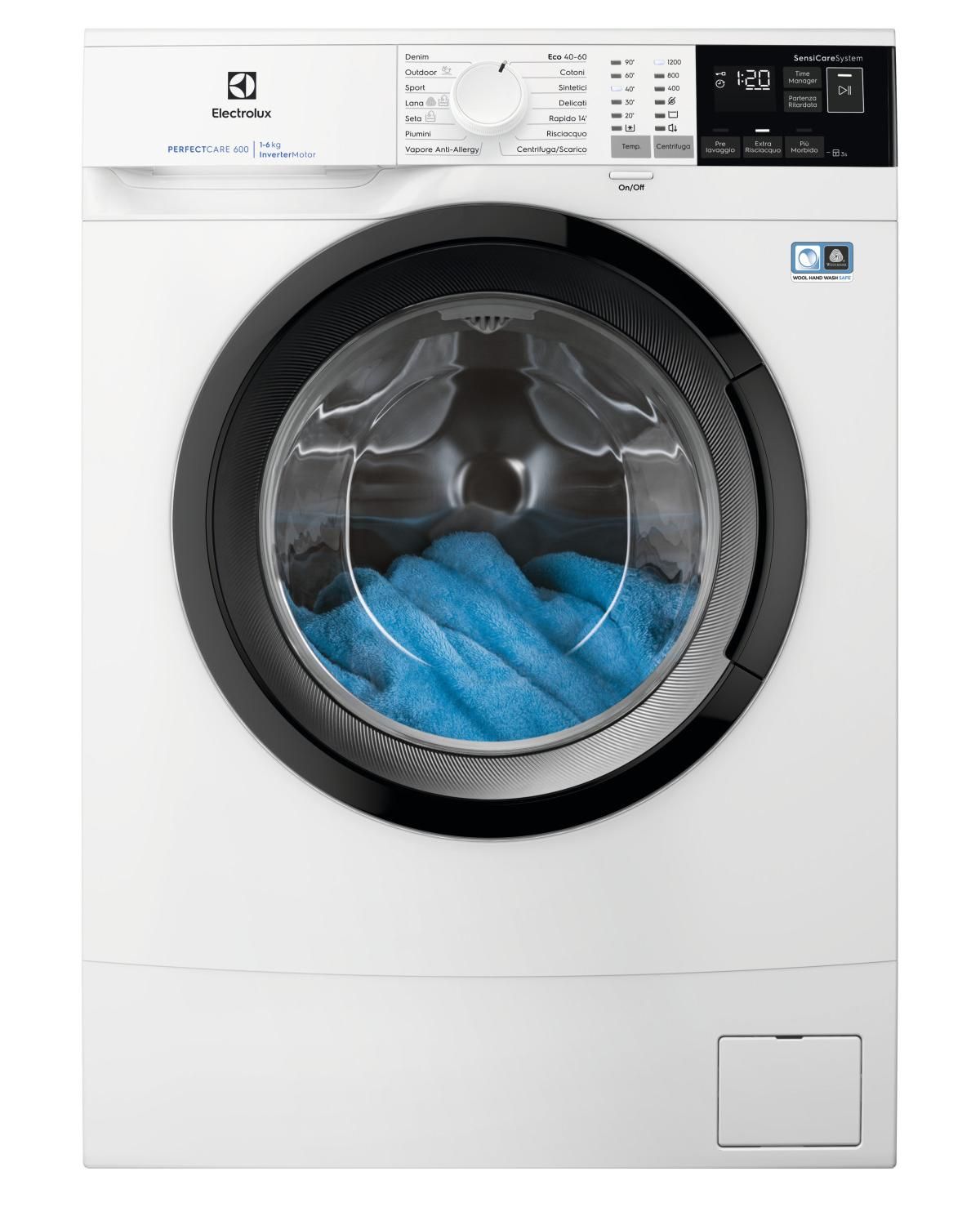 Una lavatrice Electrolux bianca con un cestello pieno di asciugamani blu.