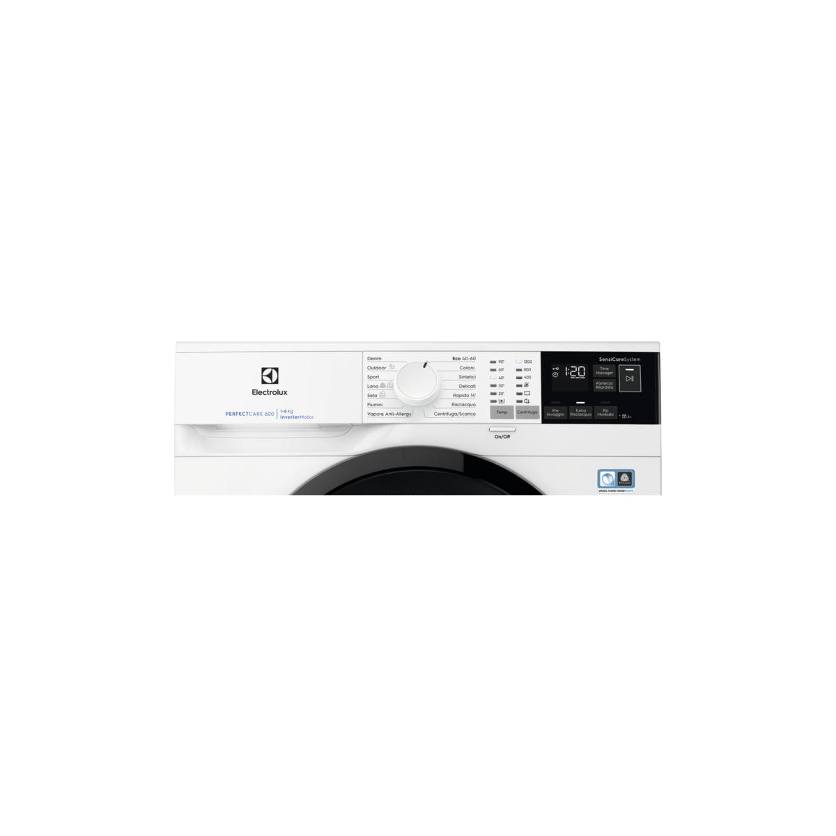 Una lavatrice Electrolux bianca con pannello digitale e selezione programmi.