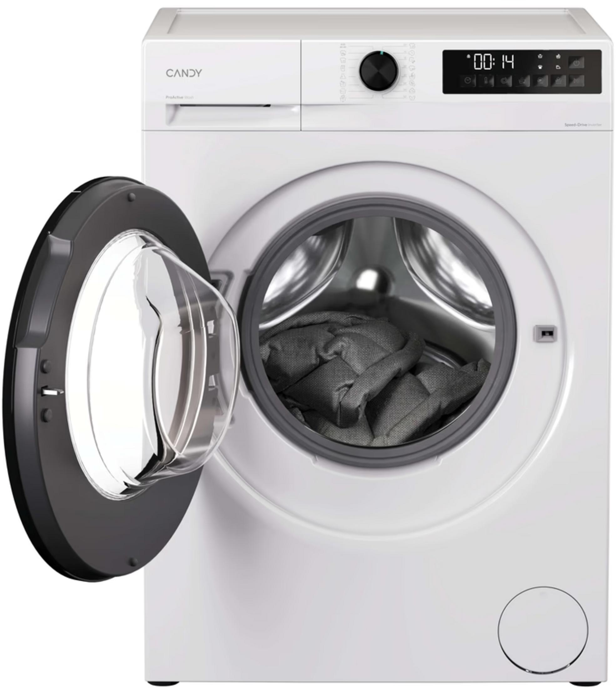 Een witte Candy wasmachine met geopende deur en grijze was in de trommel.